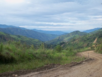 Cycling on a dirt road again in Ecuador