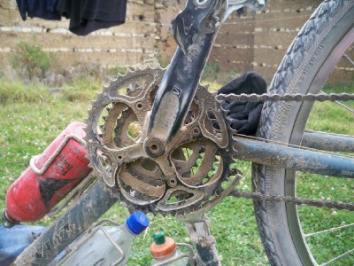 Cleaning the bike when cycling in Peru