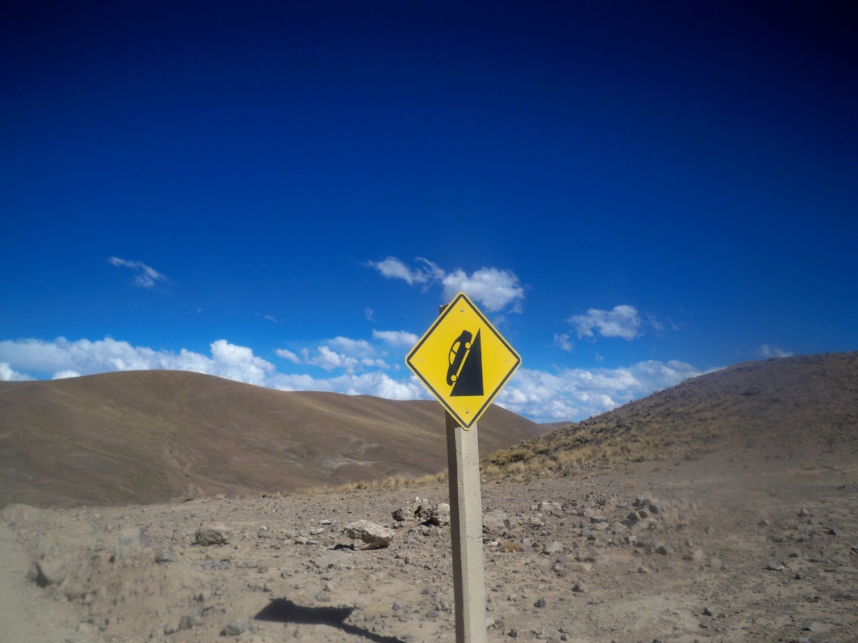 A sign indicating steep roads in bolivia