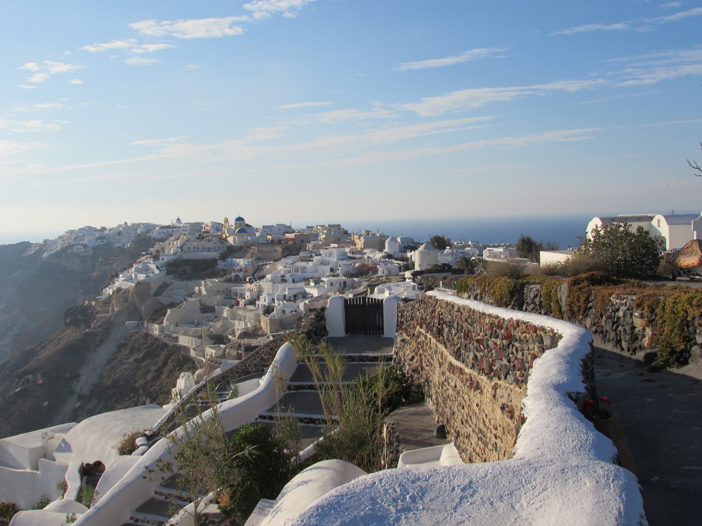 The walk into Oia from Fira