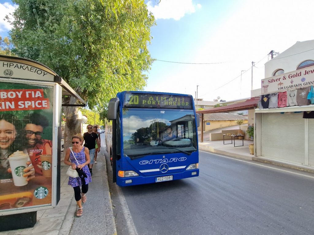 האוטובוס הציבורי שנוסע מהרקליון לקנוסוס מכונה המספר 2, אך לעתים קרובות רשום עליו 20 - תחשוב!