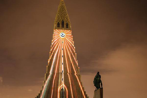 The Hallgrímskirkja is an imposing church that almost looks like it is standing guard over the city. A place you should visit during 2 days in Reykjevik