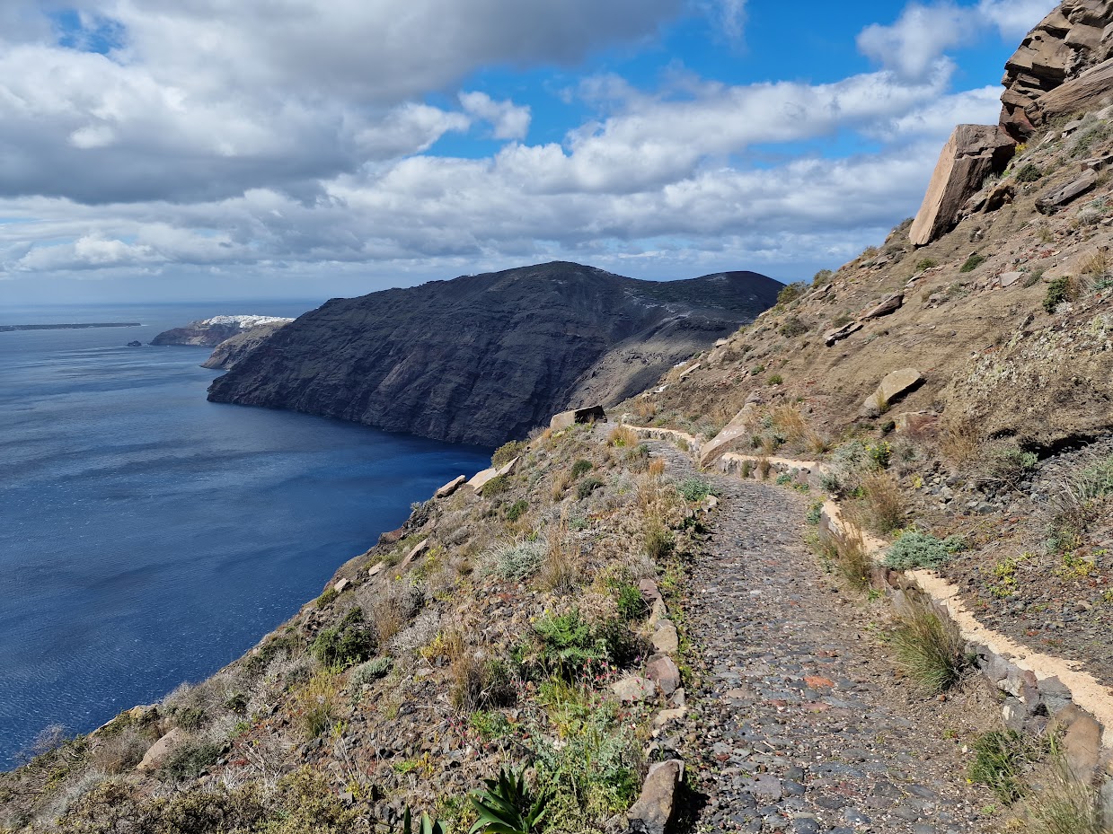 The path for the Fira to Oia hike