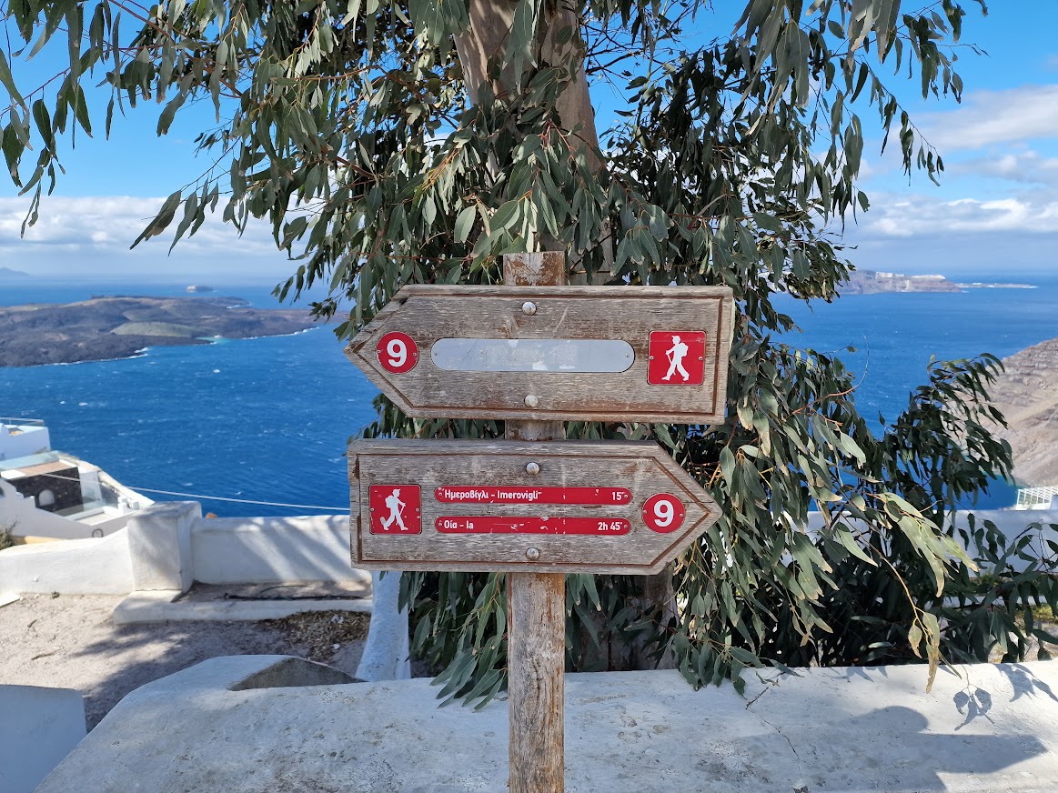 Santorini hiking trail signpost in Firostefani