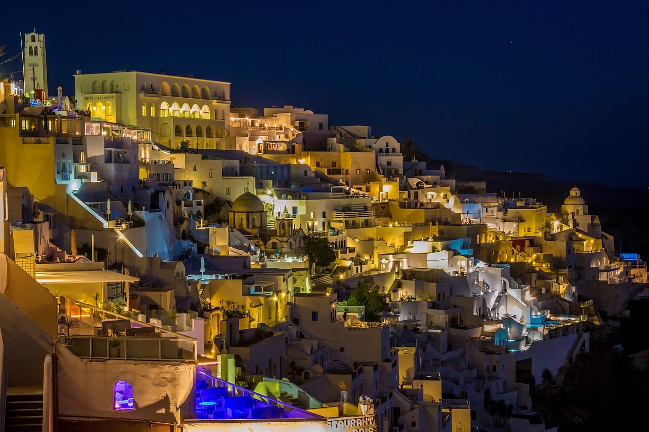 夜のサントリーニ島の眺め。 サントリーニ島は、ギリシャの島の旅程を計画するときに訪問する必要があります。