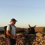 Dave Briggs visitant une île en Grèce