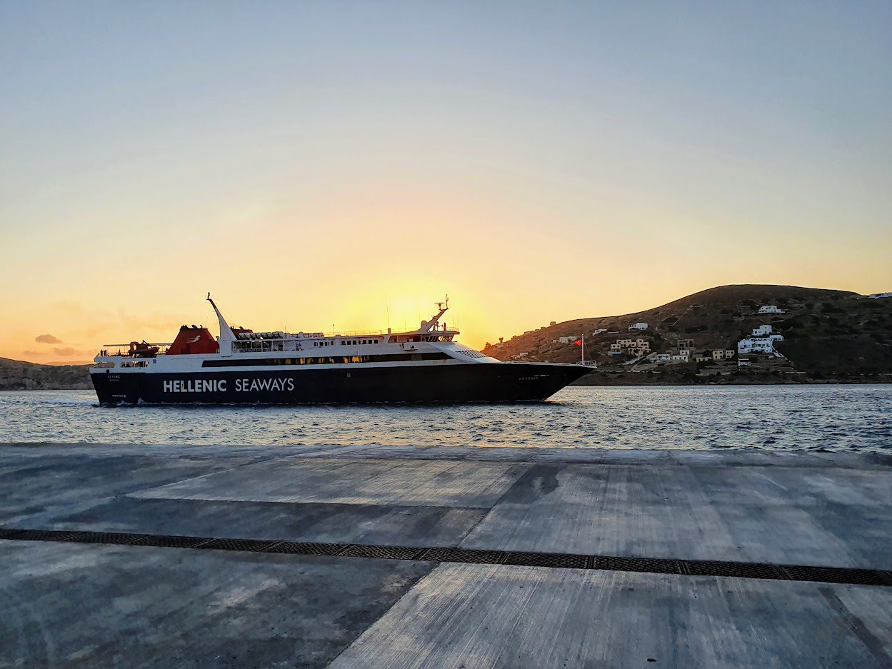 לוקחים מעבורת מאיוס לאיי יוון בקרבת מקום