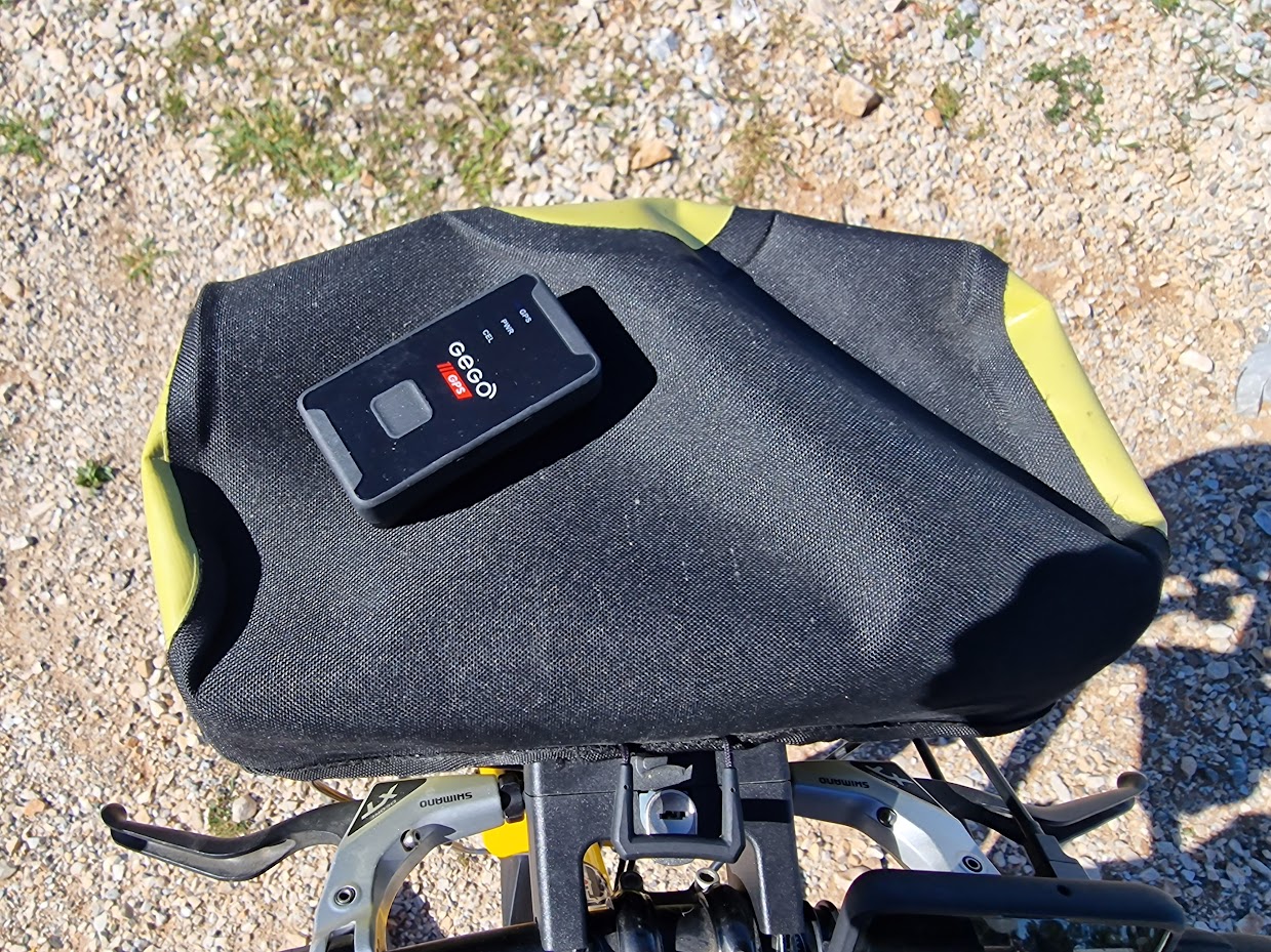 Using the GEGO luggage tracker when cycling