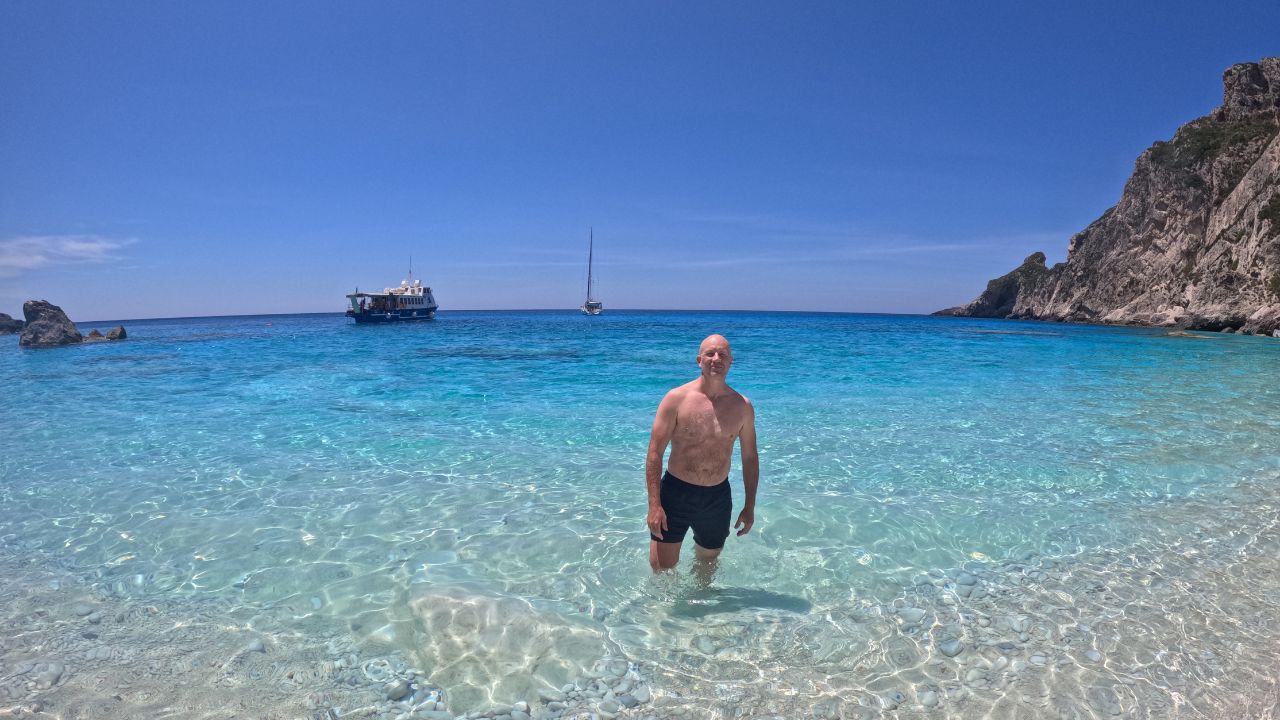 דייב בריגס על החוף באי אוטונוי, קורפו, יוון