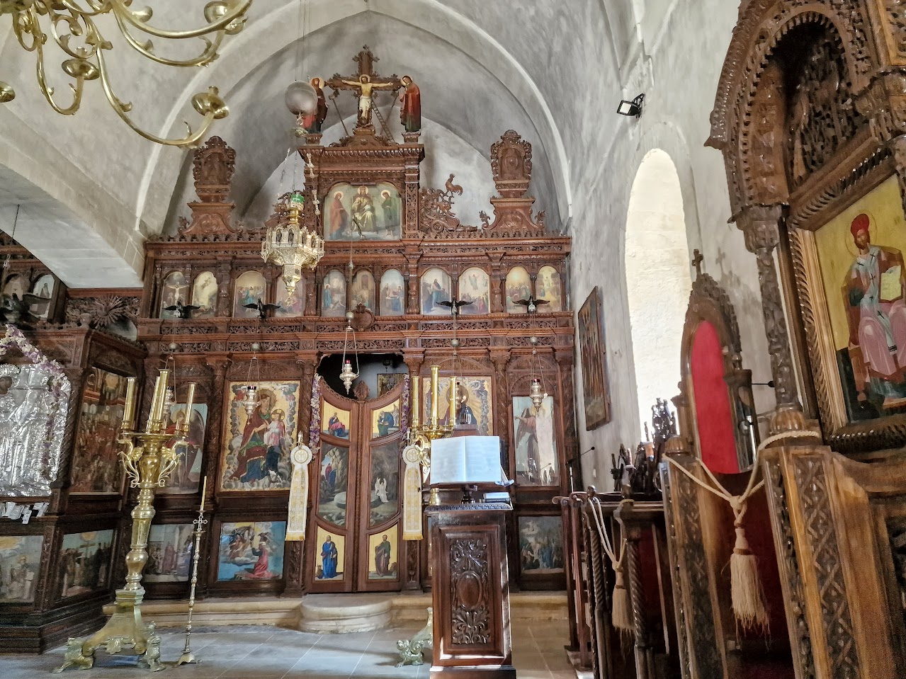 inside arkadi katholikon