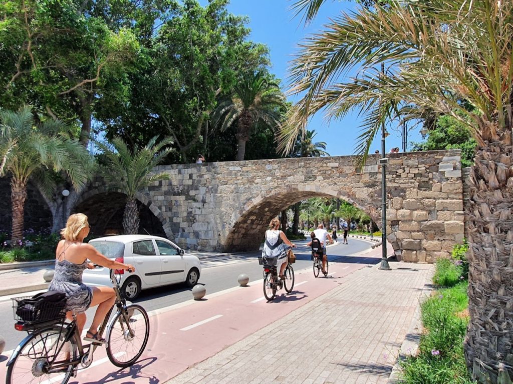 אנשים רוכבים על שבילי האופניים בעיר קוס, ביוון