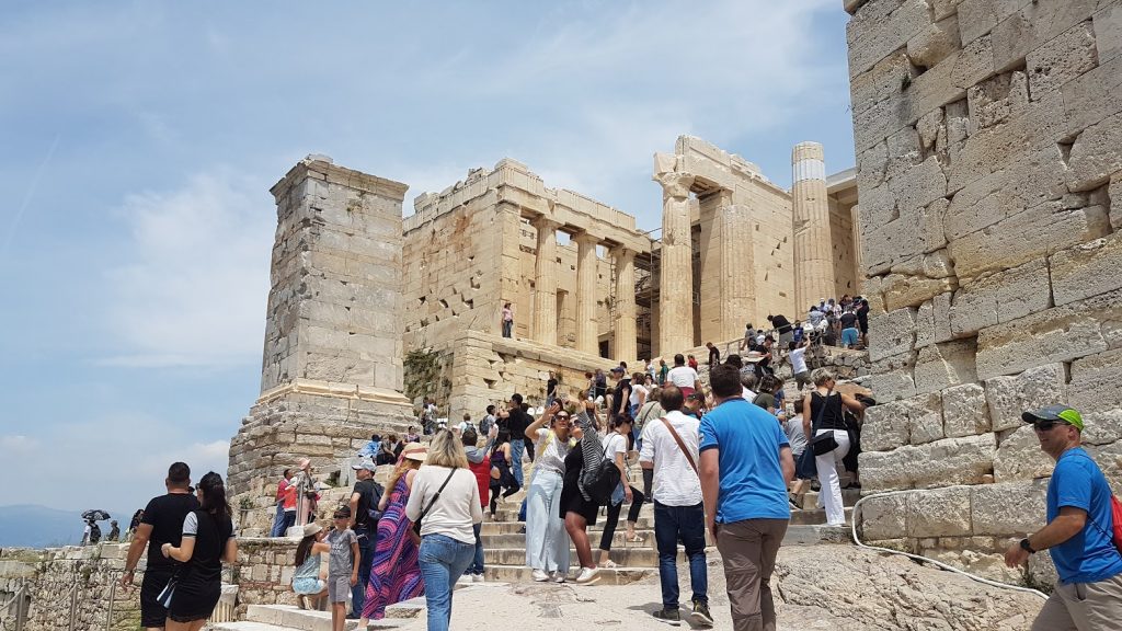 People going to see the Acropolis